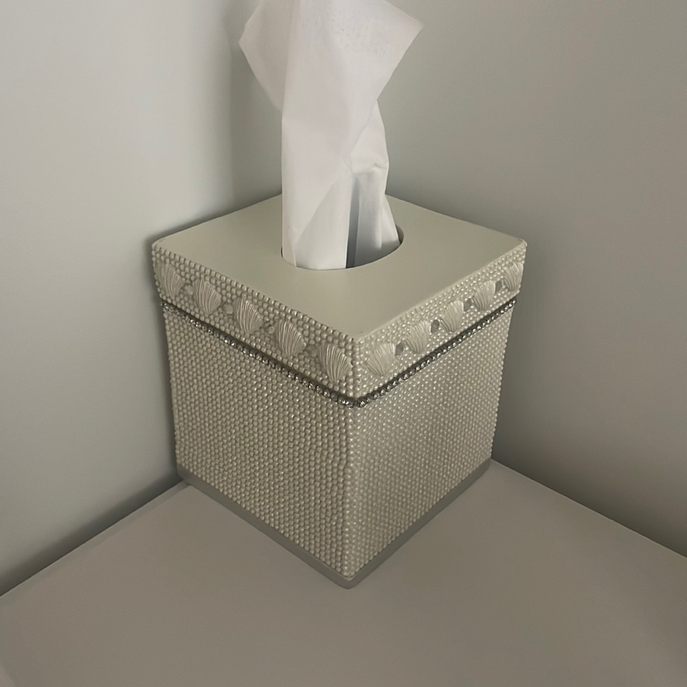 Shells and diamonds tissue box holder